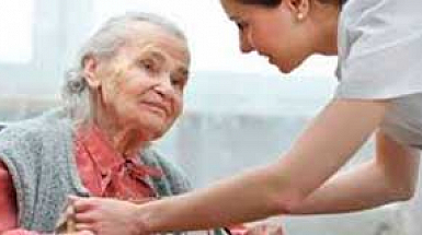 Adulto mayor asistida por enfermera