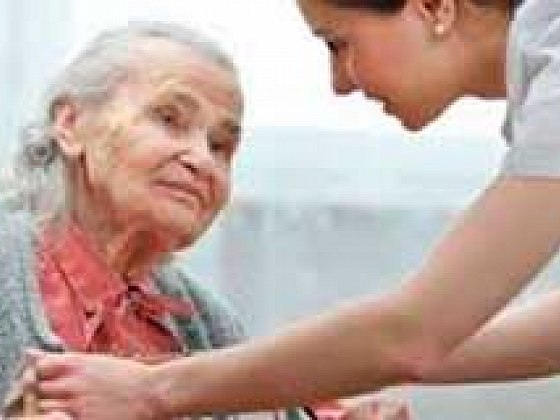 Adulto mayor asistida por enfermera