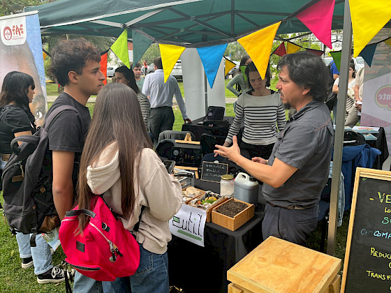 personas conversando