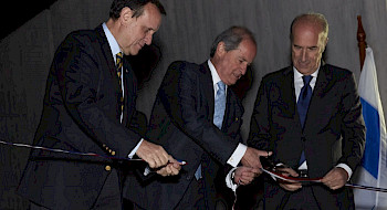 Cortan la tradicional cinta el rector Ignacio Sánchez (izquierda); Manuel Díaz de Valdés,maestre de la Mesa Mayor de los Cruzados Caballeros y José Manuel Vélez, presidente del CDUC.