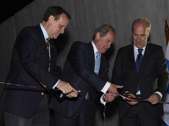 Cortan la tradicional cinta el rector Ignacio Sánchez (izquierda); Manuel Díaz de Valdés,maestre de la Mesa Mayor de los Cruzados Caballeros y José Manuel Vélez, presidente del CDUC.