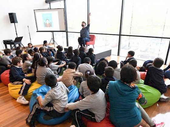 Al lanzamiento asistieron 40 alumnos de la Escuela Blas Cañas de Santiago, quienes escucharon la narración de Nicolás Toro.
