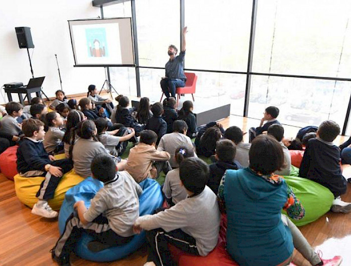 Al lanzamiento asistieron 40 alumnos de la Escuela Blas Cañas de Santiago, quienes escucharon la narración de Nicolás Toro.