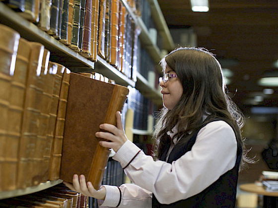 Persona con Sindrome de Down en la biblioteca.- Foto Dirección de Comunicaciones