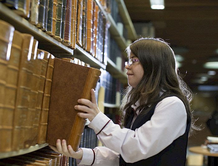 Persona con Sindrome de Down en la biblioteca.- Foto Dirección de Comunicaciones