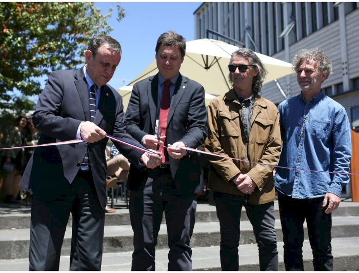 imagen correspondiente a la noticia: "Campus Villarrica UC inaugura nueva escultura de Claudio Di Girolamo"