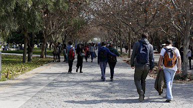Estudiantes caminando por el Campus San Joaquín UC