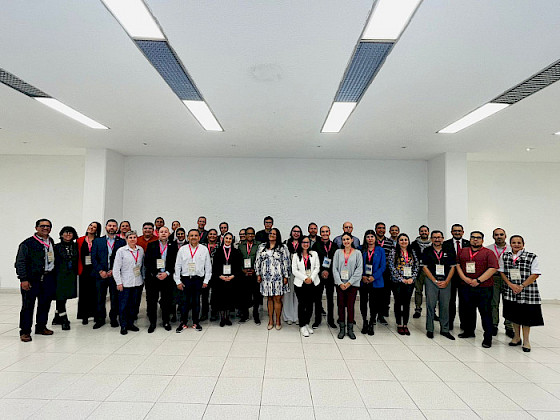 personas de pie posando ante la foto