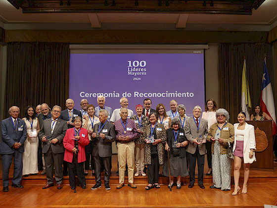 Líderes mayores con el rector Ignacio Sánchez. Foto Dirección de Comunicaciones