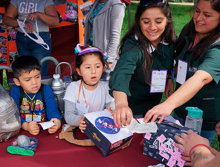 Docentes y escolares participan en una actividad educativa.