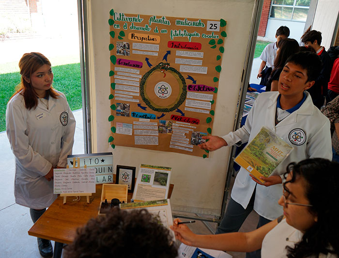 Escolares presentan un proyecto científico en su comunidad educativa.