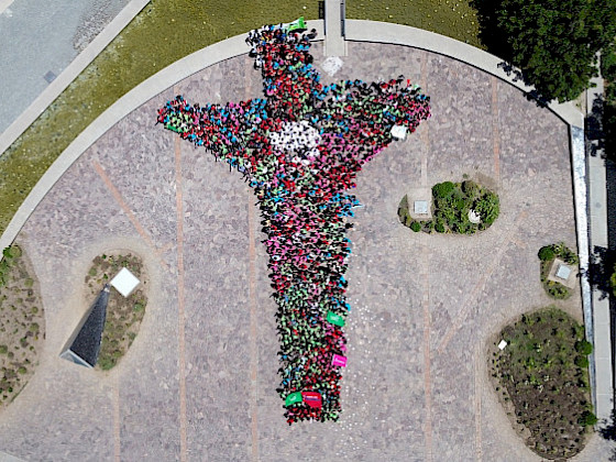 jóvenes formando una cruz