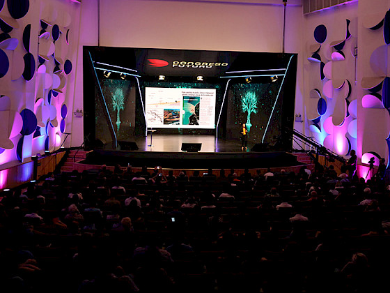 Profesora Carolina Martínez presentando en escenario de Congreso Futuro en 2024.
