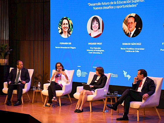 Panel en Summit de Educación 2024.