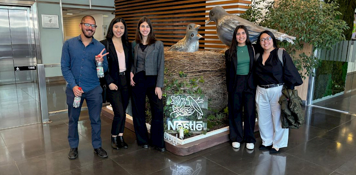 Estudiantes de doctorado UC en las oficinas de Nestlé