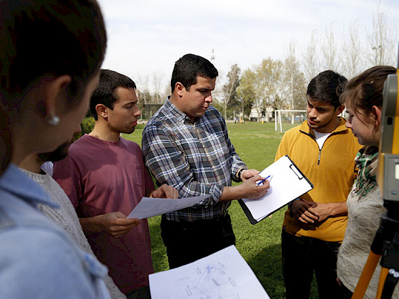 Alumnos con profesor. Foto Dirección de Comunicaciones