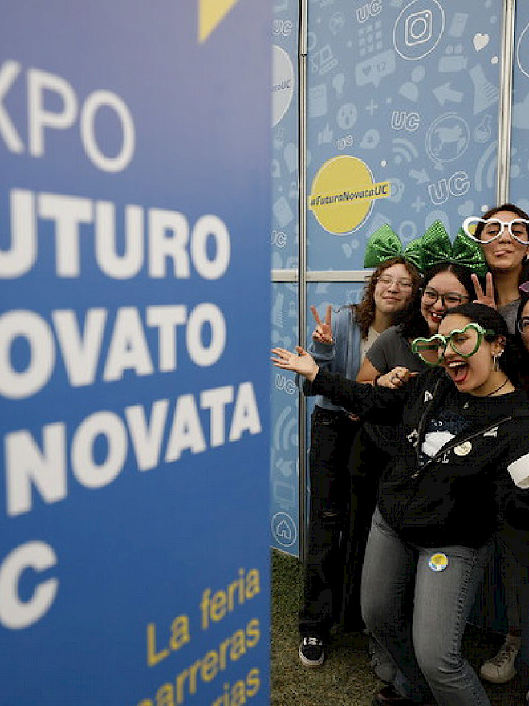 A group of students at the UC Chile Future Freshman Expo posing with playful accessories and smiles. (Photo credit: UC Chile)