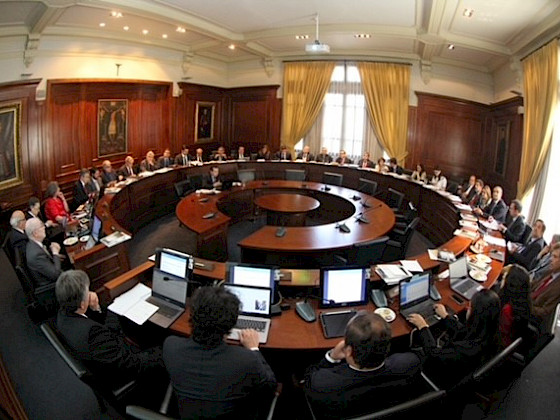 imagen de una sala con personas sentadas en mesas con forma de circunferencias concéntricas