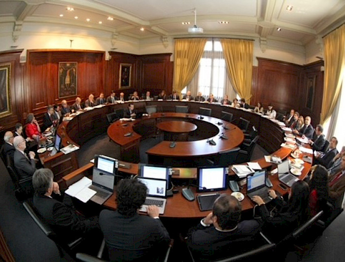 imagen de una sala con personas sentadas en mesas con forma de circunferencias concéntricas