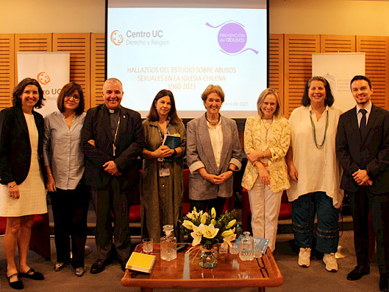 Fotografía del conversatorio sobre los hallazgos del estudio de abusos sexuales en la Iglesia chilena (1960-2023), organizado por el Centro UC de Derecho y Religión. En la imagen, un grupo de académicos y expertos posa frente a una pantalla con el título del evento.