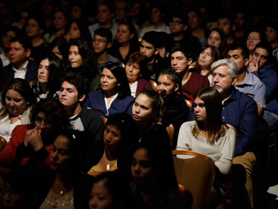 Asistentes a la novena versión. Estudiantes, apoderados y profesores, repletaron el Salón Fresno de la UC, en una emotiva y amena ceremonia.