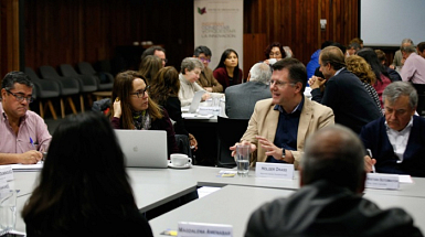 Asistentes divididos en tres mesas de trabajo para reflexionar y aportar a la discusión sobre cómo abordar temas de convivencia universitaria y admisión, entre otros.