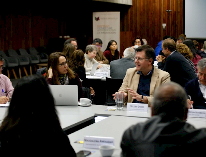 Asistentes divididos en tres mesas de trabajo para reflexionar y aportar a la discusión sobre cómo abordar temas de convivencia universitaria y admisión, entre otros.