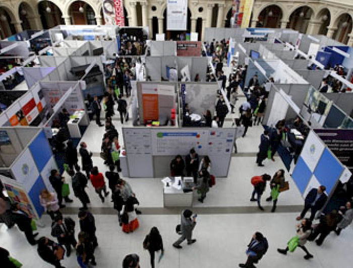 Imagen de los asistentes a la Feria del Trabajo Derecho UC en el Centro de Extensión Casa Central UC