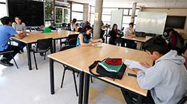 Estudiantes en sala de uso compartido