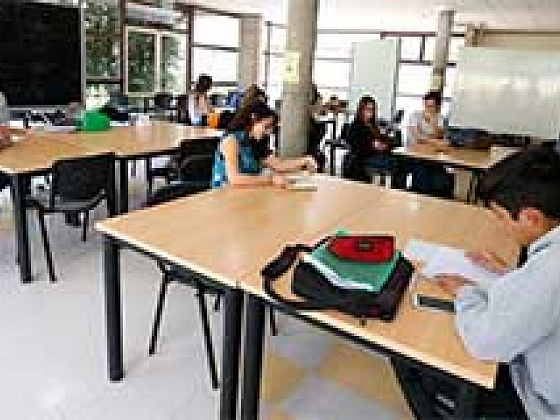 Estudiantes en sala de uso compartido