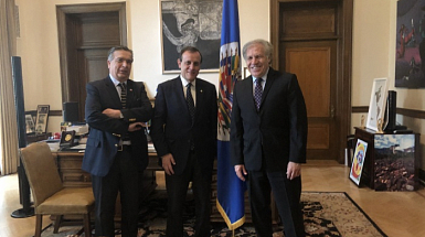 El rector Ignacio Sánchez con el Secretario General de la OEA, Luis Almagro (izquierda), y Hernán Salinas, académico del Departamento de Derecho Internacional UC y, desde el año pasado, Embajador Representante Permanente en la Misión de Chile ante la Organización de Estados Americanos (OEA).