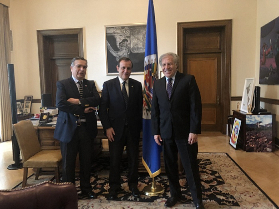 El rector Ignacio Sánchez con el Secretario General de la OEA, Luis Almagro (izquierda), y Hernán Salinas, académico del Departamento de Derecho Internacional UC y, desde el año pasado, Embajador Representante Permanente en la Misión de Chile ante la Organización de Estados Americanos (OEA).
