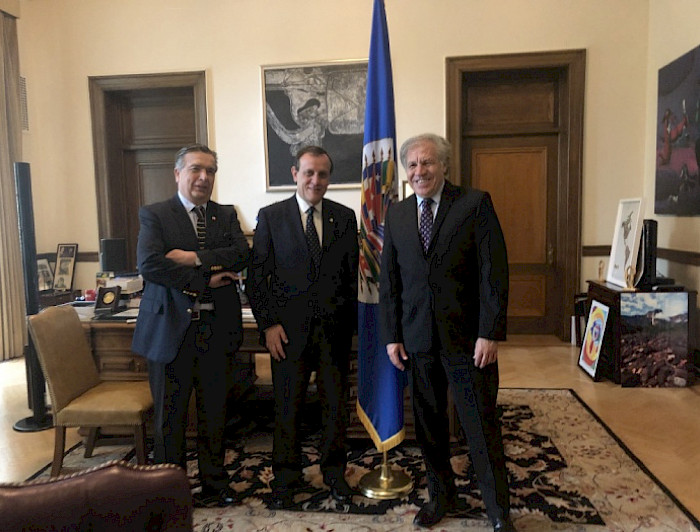 El rector Ignacio Sánchez con el Secretario General de la OEA, Luis Almagro (izquierda), y Hernán Salinas, académico del Departamento de Derecho Internacional UC y, desde el año pasado, Embajador Representante Permanente en la Misión de Chile ante la Organización de Estados Americanos (OEA).