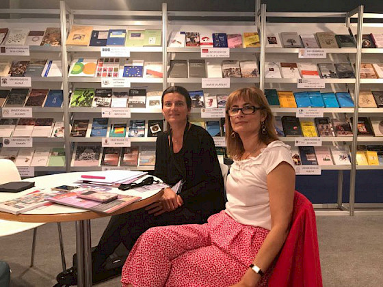 En la foto: María Angélica Zegers, directora de Ediciones UC y Ana Isabel González, presidenta de la UNE.