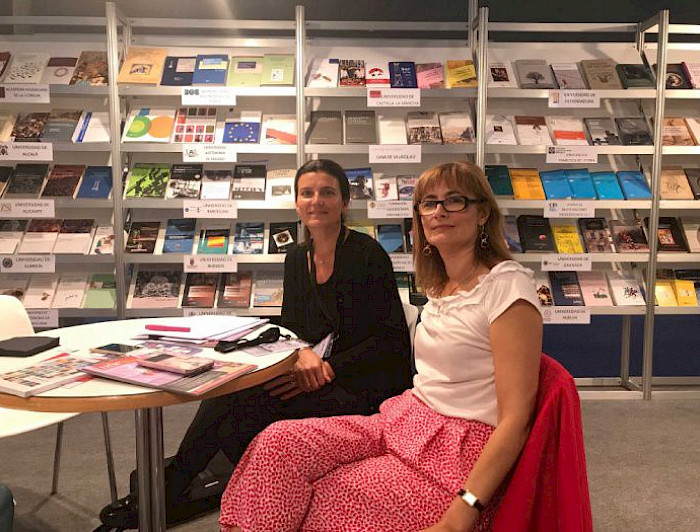 En la foto: María Angélica Zegers, directora de Ediciones UC y Ana Isabel González, presidenta de la UNE.