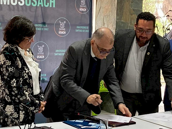 Firman el documento el ministro de Educación Nicolás Cataldo y el vicepresidente ejecutivo del Cruch Emilio Rodríguez. Foto Comunicaciones CRUCH