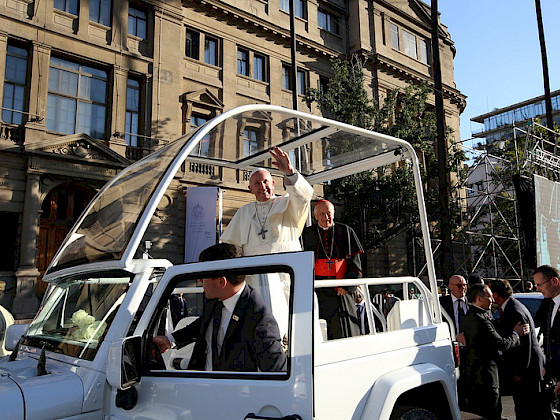 Papa Francisco frente a micrófono en la UC