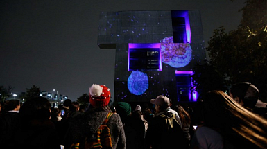 Proyecciones en formato gigante sobre la fachada del Centro de Innovación UC Anacleto Angelini a través de la técnica de video mapping.