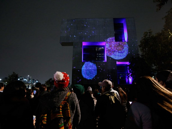 Proyecciones en formato gigante sobre la fachada del Centro de Innovación UC Anacleto Angelini a través de la técnica de video mapping.