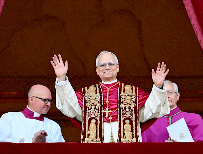 Papa León XIV saludando a una multitud de fieles.