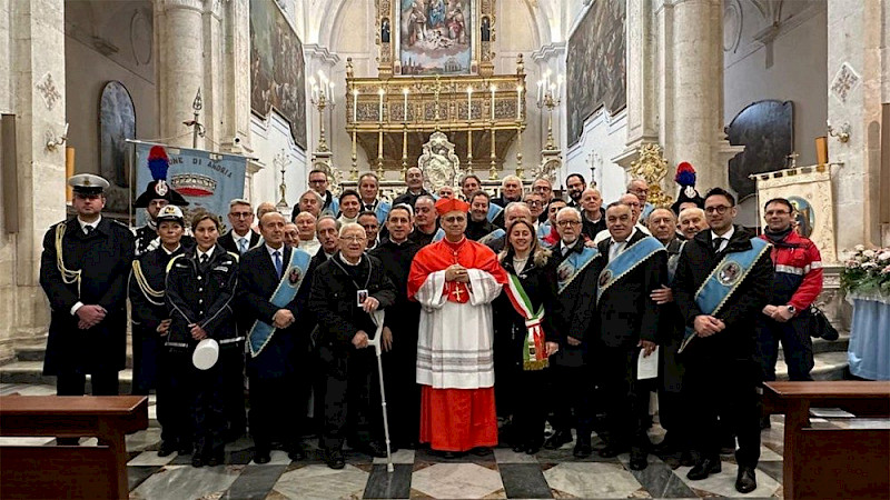 El Papa León XIV, con un grupo de feligreses.