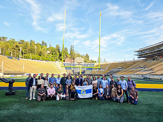 Delegación de la UC en el estadio de la Universidad de Berkeley.