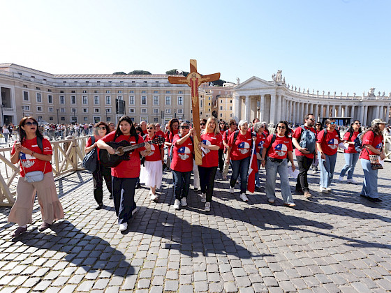 Delegación de la UC con poleras rojas en peregrinación por la Plaza de San Pedro en El Vaticano.