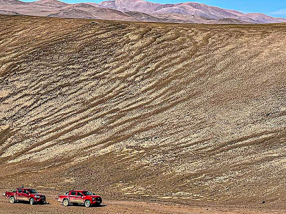 Las llamadas franjas de cebra en las laderas y unas camionetas rojas en la zona plana.