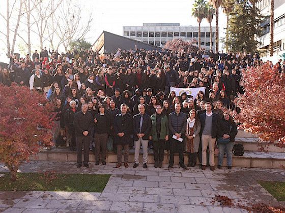 escolares y autoridades académicas en una escalera