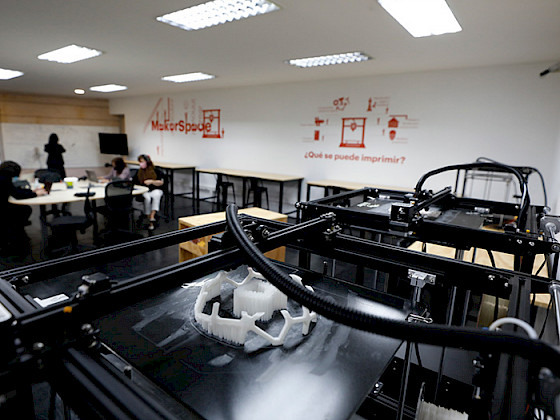 Makerspace de Bibliotecas UC.