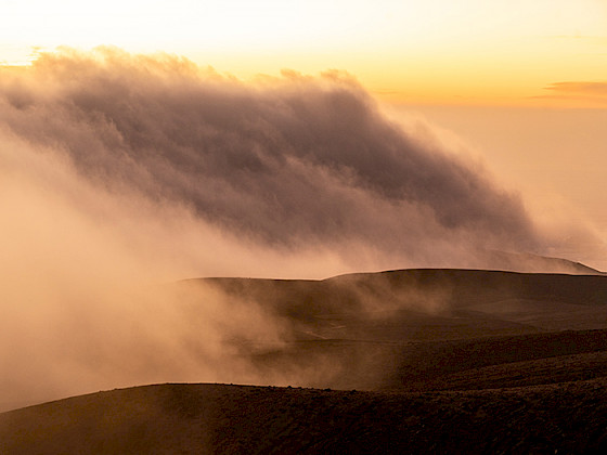 Una espesa niebla entre al desierto de Atacama.