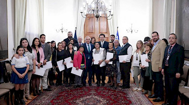 Foto grupal autoridades y personas beneficiadas con la pensión de gracia.