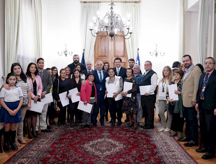 Foto grupal autoridades y personas beneficiadas con la pensión de gracia.