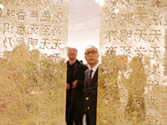 Asistentes a la exposición. Las obras hechas con materiales como hilos, seda, algodón y lana acercan al público a la cultura China de ayer, hoy y siempre.